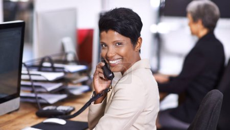 Téléchargez les photos : Femme noire, portrait et consultation téléphonique dans un bureau de centre d'appels avec dactylographie, conseils web et crm à l'entreprise. Conversation, professionnel et Indien femme avec la technologie de télémarketing. - en image libre de droit