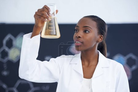 Scientifique, femme et bécher avec produit chimique pour l'étude, la recherche médicale et l'expérience pharmaceutique en laboratoire. Science, professionnel africain et solution pour la recherche clinique d'experts au travail.
