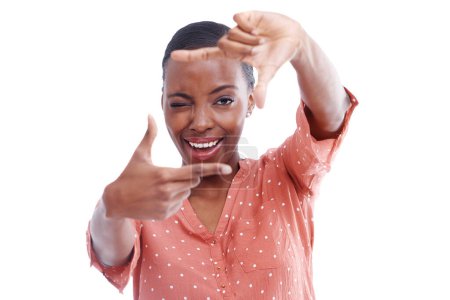 Téléchargez les photos : Femme noire, portrait et mains pour cadre pour la photographie avec perspective en studio et sourire sur fond blanc. Modèle gestuel, esthétique et africain avec visage, focus et clin d'oeil pour capturer POV. - en image libre de droit