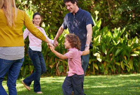Joyeux famille, tenant la main et les enfants dansent dans la nature ou jouent au jeu en été ensemble en cercle au parc. Sonnez une rose, sourire et les enfants dans le jardin en vacances, vacances ou collage avec les parents en plein air.