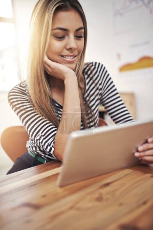 Foto de Tableta, mujer feliz y de negocios en la oficina leyendo información creativa para la investigación en Internet. Sonrisa, planificación y trabajo profesional de diseñadora femenina en proyecto con tecnología digital en el lugar de trabajo. - Imagen libre de derechos