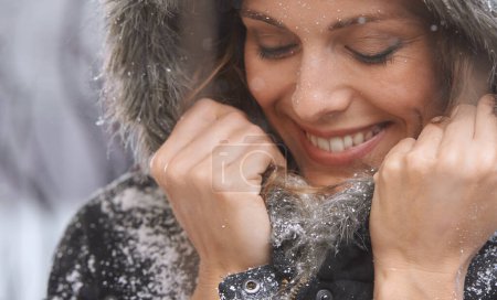 Téléchargez les photos : Femme, neige et heureux avec la mode d'hiver pour le temps froid et le climat dans un parc en Islande. Voyagez, souriez et détendez une femme en vacances gelant dans la nature avec du givre et de la glace en plein air en voyage. - en image libre de droit