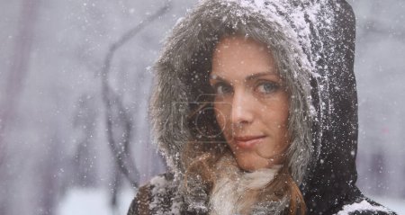 Téléchargez les photos : Neige, femme et voyage avec portrait en plein air en hiver avec tempête, glace et vacances avec veste pour le climat. Cool, le gel et la femme en Islande avec l'aventure et le gel du temps dans la nature. - en image libre de droit
