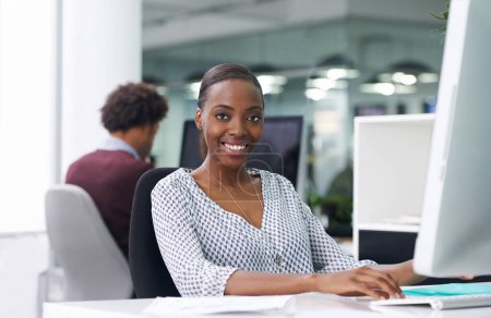 Téléchargez les photos : Femme africaine, portrait et ordinateur au bureau avec sourire, dactylographie et fierté pour le projet à la start-up. Noir, employé et heureux avec pc pour la proposition d'écriture à l'agence de médias créatifs. - en image libre de droit