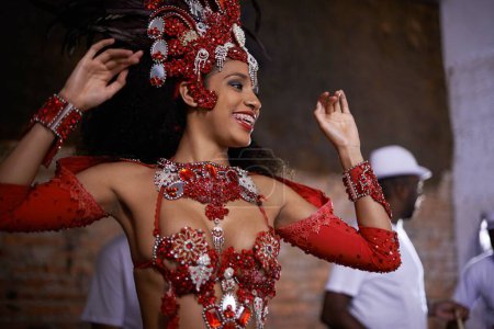 Téléchargez les photos : Femme heureuse, danseuse de samba et performance avec costume pour la tradition au carnaval ou au festival. Visage d'une femme ou d'une artiste exotique avec orchestre pour la culture ou danse lors d'une fête ou d'un concert à Rio. - en image libre de droit