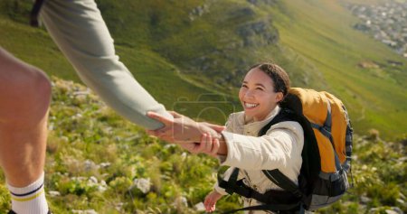 Téléchargez les photos : Couple d'amis randonnée, aider sur la montagne pour l'escalade, l'aventure et Voyage avec fitness ou entraînement. Jeunes, hommes et femmes dans un sac à dos avec trekking et voyage dans la nature. - en image libre de droit