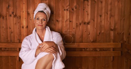 Foto de Mujer, retrato y relax en sauna spa o bienestar vacacional como tratamiento de belleza para el descanso, desintoxicación o vacaciones. Persona femenina, cara y albornoz o paz en Bali resort o ocio, sin estrés o calma. - Imagen libre de derechos
