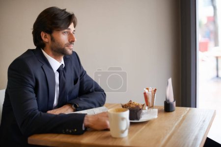 Téléchargez les photos : Homme d'affaires, fenêtre et pensée au café avec café pour la vision sur le déjeuner pour réfléchir, imaginer et idée pour la société. Entrepreneur, muffin et tasse pour contempler avec le plan de démarrage d'entreprise - en image libre de droit