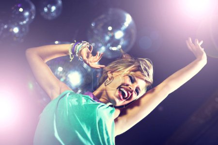 Téléchargez les photos : Joyeux, femme et danse au club avec disco, musique et mouvement avec énergie à la fête. Fille, sourire et profiter de la culture rave à la techno, boîte de nuit et personne se déplaçant au son ou audio à l'événement sous un angle bas. - en image libre de droit