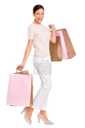 Téléchargez les photos : Excité, shopping et portrait de femme sur fond blanc avec sac à vendre, escompte et affaire. Mode, client heureux et personne isolée pour les produits de détail, le consumérisme et l'achat en studio. - en image libre de droit