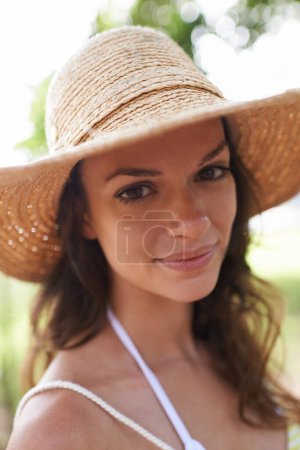 Téléchargez les photos : Parc, sourire et portrait de femme avec chapeau de soleil pour les vacances d'été, vacances ou pique-nique au soleil. Nature, détente et gros plan du visage avec la personne dans la forêt pour le voyage, l'aventure et le plaisir en plein air. - en image libre de droit