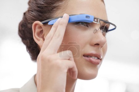 Foto de Realidad aumentada, visión y mujer con gafas inteligentes, conexión a internet y negocio en oficina. Futura tecnología, lugar de trabajo y consultora con gafas VR de diseño, enfoque y electrónica - Imagen libre de derechos
