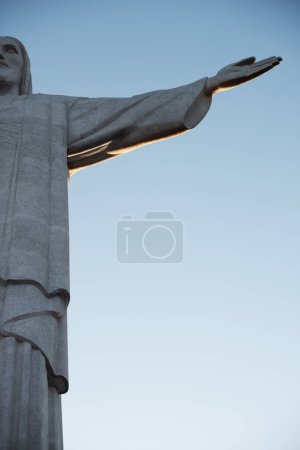 Foto de Cristo Redentor Un símbolo de paz. Un primer plano de la imagen de Cristo Redentor en Río - Imagen libre de derechos