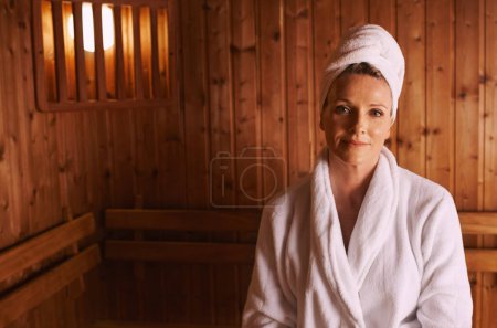 Téléchargez les photos : Femme, portrait et sauna spa en peignoir pour l'hospitalité, le traitement ou le soulagement du stress. Femme, visage et serviette à Bali resort pour des vacances avec bien-être, soins ou détente. - en image libre de droit
