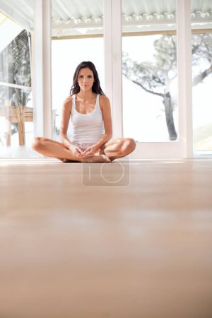 Foto de Mujer, piso y retrato para yoga con namaste posan para la atención plena, la paz y la salud en la mañana en casa. Una chica. sentarse y burlarse de espacio con zen, reflexión y equilibrio con tranquilidad en el apartamento. - Imagen libre de derechos