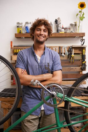 Téléchargez les photos : Mécanicien, vélo et sourire avec des outils à l'atelier pour la réparation, l'entretien avec les petites entreprises. Entrepreneur, bricoleur et garage en tant qu'expert en bricolage pour réparer le vélo avec des équipements pour le service et la mise à niveau. - en image libre de droit