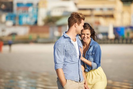 Téléchargez les photos : Couple, rire et marcher sur la plage pour un rendez-vous romantique, blagues et coller ensemble en vacances en Italie. Bonheur, petit ami et petite amie pour une sortie amusante ou repos et détente lors d'une escapade estivale. - en image libre de droit