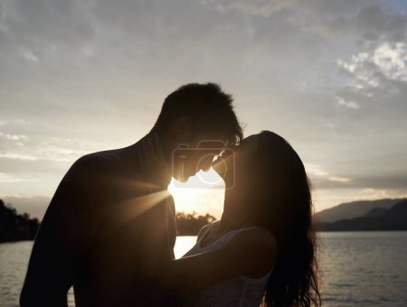 Téléchargez les photos : Silhouette, couple et amour de la mer au coucher du soleil, en vacances ou en voyage ensemble en été. Homme, femme et romance à l'océan avec ombre pour la connexion, la relation et l'engagement par l'eau de plein air dans la nature. - en image libre de droit