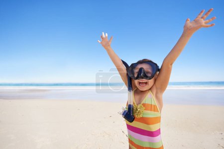 Téléchargez les photos : Fille, heureux et lunettes pour la célébration à la plage, l'énergie et l'équipement pour la plongée avec tuba en vacances. Femme, enfant et victoire en vacances tropicales en plein air, sable et ciel bleu pour l'espace de maquette. - en image libre de droit