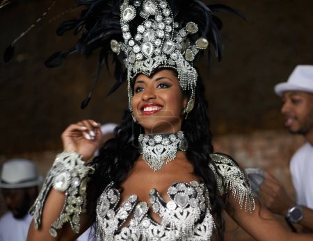 Téléchargez les photos : Danseuse, joyeuse et samba performance le soir pour la célébration à Rio de Janeiro pour la saison du carnaval. Femme, costume et plumes pour la culture et le spectacle, créativité et confiance au festival. - en image libre de droit