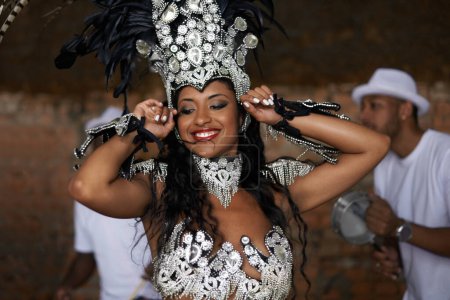 Téléchargez les photos : Femme, heureux et samba performance le soir pour la célébration à Rio de Janeiro pour la saison de carnaval. Femme, costume et plumes pour la culture et la vie, créativité et confiance au festival. - en image libre de droit