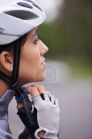 Téléchargez les photos : Cyclisme, femme et ajuster le casque pour la sécurité, la protection et l'équipement d'exercice pour voyager en plein air. Bicycliste, personne et chapeau en préparation pour l'entraînement, le sport ou le gros plan pour la forme physique de profil. - en image libre de droit