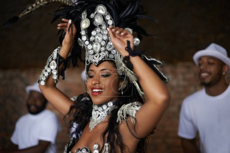 Téléchargez les photos : Spectacle féminin, danseur et samba le soir pour la célébration à Rio de Janeiro pour la saison du carnaval. Femme, costume et plumes pour la culture et la vie, créativité et confiance au festival. - en image libre de droit