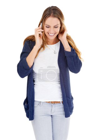 Foto de Mujer, teléfono y llamada con sonrisa para conversar en estudio con maqueta sobre fondo blanco. Persona femenina feliz, hablando y escuchando en el teléfono celular para la comunicación, la discusión y la charla amistosa. - Imagen libre de derechos