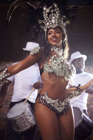 Téléchargez les photos : Carnaval, femme danse dans la rue et la performance au Brésil, costume et coiffure de plumes en plein air. Musique, danse de samba et bonheur pour l'événement, culture avec divertissement et talent du festival. - en image libre de droit