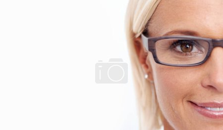 Téléchargez les photos : Femme heureuse, lunettes et portrait sur fond blanc pour le soin des yeux, le bien-être et la monture avec espace de maquette. Visage d'un jeune ou d'un ophtalmologiste avec vision, lentille et spécifications sur une bannière en studio. - en image libre de droit
