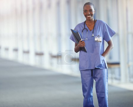 Foto de Retrato, enfermera y mujer negra feliz con lista de verificación en el hospital para la salud o el bienestar en Kenia. Sonrisa, profesional médico y cirujano con documento, experto y trabajador en clínica con maqueta. - Imagen libre de derechos