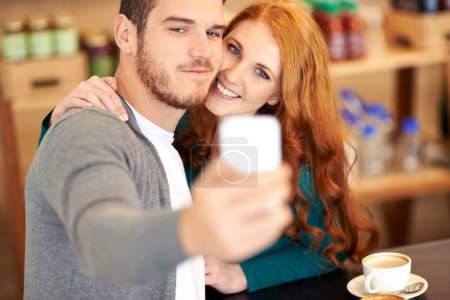 Téléchargez les photos : Couple, café et selfie avec smartphone dans le café, homme et femme avec sourire. Gens heureux, romantique et sortir ensemble en relation avec affection, mobile et photographie pour les médias sociaux post. - en image libre de droit