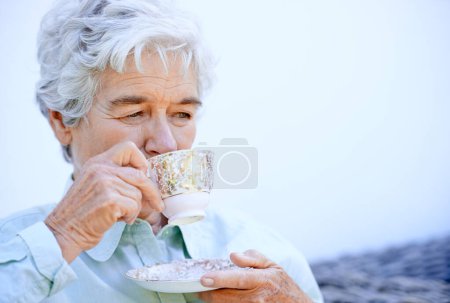 Foto de Mujer mayor, pensando y relajarse con café o té y la calma para el aire libre. Personas mayores, sosteniendo taza y cómodo en la paz de jubilación, sin preocupaciones y beber cafeína en el hogar de ancianos para el descanso. - Imagen libre de derechos