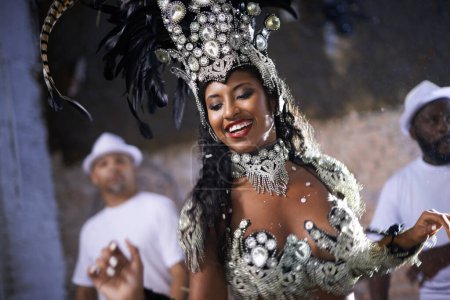 Foto de Carnaval, samba y mujer como bailarina en Río de Janeiro, alegría y actuación para multitud con energía. Persona femenina, artista y ropa de plumas para la moda con cultura, música y celebración. - Imagen libre de derechos