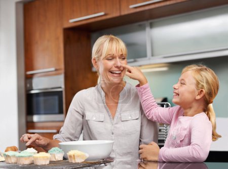 Téléchargez les photos : Mère jouant, farine ou fille cuisiner dans la cuisine ou la famille heureuse avec un enfant excité apprentissage recette de cupcake. Maison, fille ou maman amusante avec muffin, aide ou sourire pour enseigner aux enfants pour le développement. - en image libre de droit
