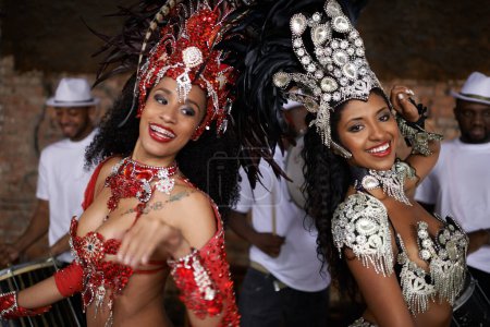Téléchargez les photos : Portrait, danse et carnaval avec des femmes à Rio de Janeiro pour la musique, festival ou célébration de la culture. Brésil, fête et sourire avec des danseurs heureux en plein air pour la performance, le spectacle ou la tradition. - en image libre de droit