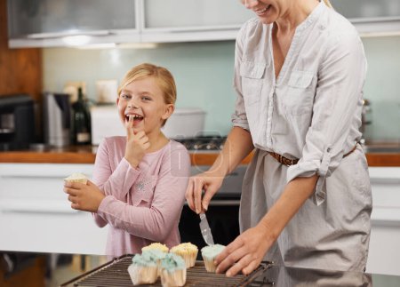 Téléchargez les photos : Mère, les mains ou l'enfant cuisiner dans la cuisine ou la famille heureuse avec une jeune fille apprendre la recette de cupcake. Portrait, fille ou mère à la maison avec muffin ou sourire pour aider ou enseigner à un enfant pour le développement. - en image libre de droit