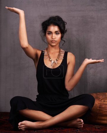 Foto de Mujer india, meditación y retrato con pose para la paz interior, la salud mental y el autocuidado de la atención plena. Persona femenina, cara y relajarse en el suelo con sanación espiritual, bienestar y zen - Imagen libre de derechos