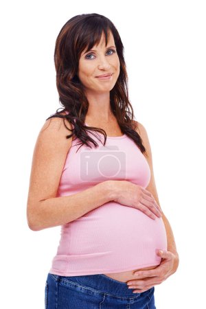 Téléchargez les photos : Portrait, enceinte et sourire avec le ventre de la femme en studio isolé sur fond blanc pour attendre. Bébé, soins et amour de la grossesse avec heureux jeune parent toucher l'estomac pour la maternité. - en image libre de droit