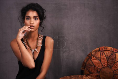 Foto de Mujer india, confiada y de moda en estudio con joyas sobre fondo gris con belleza y estilo. Retrato, persona femenina y maquillaje con collares tradicionales, atuendo y look patrimonial - Imagen libre de derechos