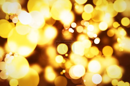 Foto de Resumen, diseño y bokeh oro con círculo, tema de Navidad, decoración y creatividad con el color. Fondo de pantalla, efectos y brillo o brillo con patrón, forma y gráfico creativo para salvapantallas. - Imagen libre de derechos