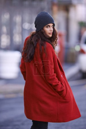 Téléchargez les photos : Hiver, mode et portrait de femme en ville avec veste pour voyager dans un style cool ou manteau rouge. Streetwear, vêtements et fille marchant avec confiance et fierté en plein air à New York matin. - en image libre de droit