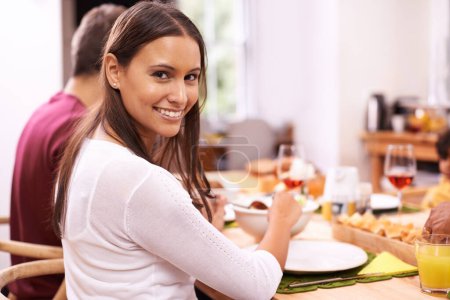 Téléchargez les photos : Sourire, dîner et portrait de femme à table en famille, nourriture et boissons pour la célébration à la maison. Événement social, vin et personnes à l'Action de grâces déjeuner ainsi que manger heureux, se détendre et vacances. - en image libre de droit