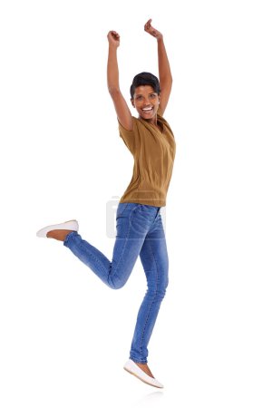 Frau, Portrait und Jumping-Feier mit Spannung oder gute Nachricht Ankündigung, Überraschung oder Sieg. Weibliche Person, Hände hoch und Studio oder Rabatt als positive Reaktion, weißer Hintergrund oder Attrappe.
