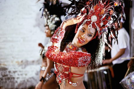 Téléchargez les photos : Femmes, danseuses souriantes et samba pour la performance avec passion, mode et batterie pour la musique au Brésil. Personne féminine, costume traditionnel et orchestre à l'événement avec divertissement, célébration et patrimoine. - en image libre de droit