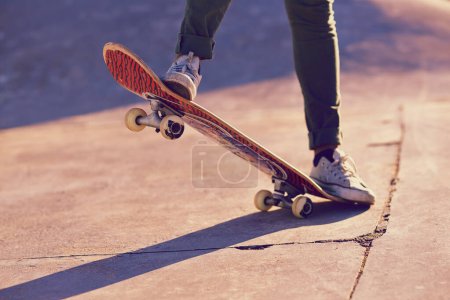 Téléchargez les photos : Skateboard, sneaker et personne dans le skatepark pour le skate, les loisirs et actif pour le jeu avec roues. Vitesse, mouvement et performance pour le tour, le sport et l'action sur le terrain pour le jouet et l'équilibre en été. - en image libre de droit