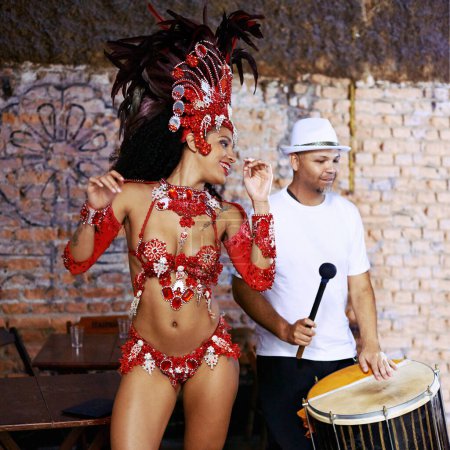 Téléchargez les photos : Femmes, danseuse de samba et carnaval avec sourire, scène et groupe avec mode, culture ou créativité en boîte de nuit. Fille, peuple et danse avec musique, batterie ou tradition pour la célébration à Rio de Janeiro. - en image libre de droit