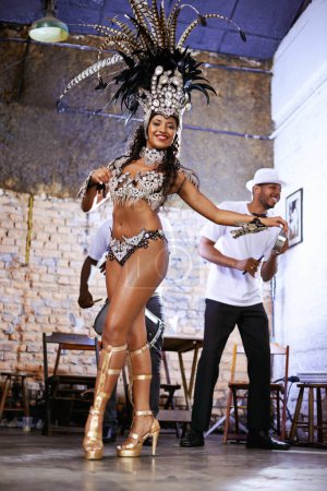 Téléchargez les photos : Femmes, danseuses heureuses et samba pour la performance avec sourire ou talent, mode et batterie pour la musique au Brésil. Personne féminine, costume et fanfare à l'événement ou au spectacle pour le divertissement, la célébration et le patrimoine. - en image libre de droit
