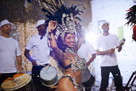 Téléchargez les photos : Femme, samba et danseuse avec performance au carnaval, groupe ou spectacle avec sourire, culture ou créativité en boîte de nuit. Fille, gens et danse à la musique, scène et mode pour la célébration à Rio de Janeiro. - en image libre de droit