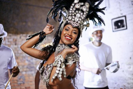 Téléchargez les photos : Portrait, femme heureuse et danseuse au carnaval pour la performance avec groupe à la fête pour la célébration. Visage, samba ou personne brésilienne au festival de musique en costume de plume, maquillage ou sourire lors d'un concert. - en image libre de droit